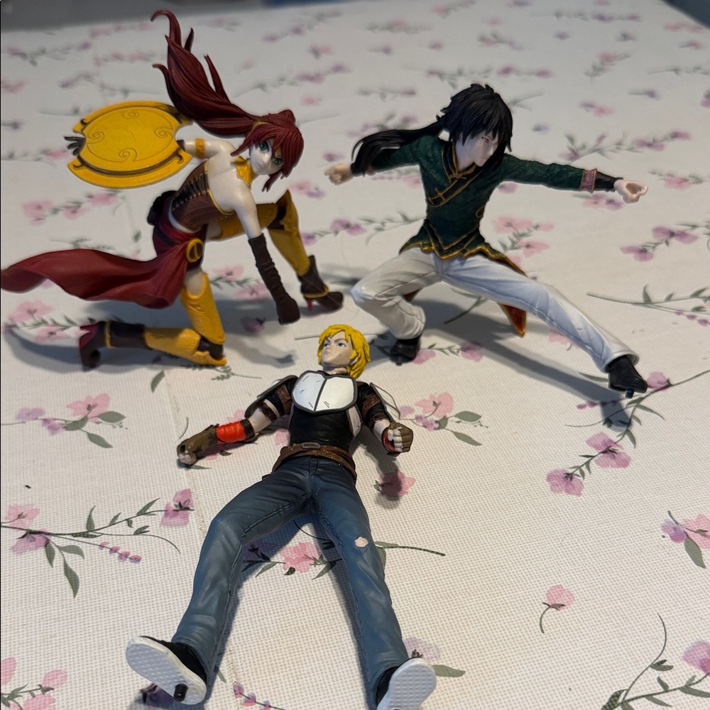 Jaune arc Red and Yellow Shield-Wielding Female Action Figure - Kids Toys